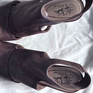 Life Stride Chocolate Leather Heels
